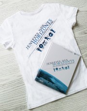 Jenseits des Horizonts... warten ein exclusives T-Shirt und das Buch zur Ausstellung auf eine/n glückliche/n Gewinner/in